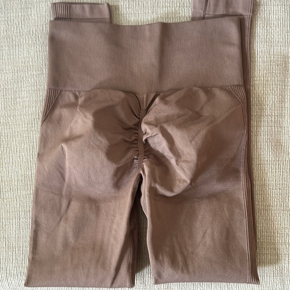 Rare Taupe scrunch Leggings NVGTN! 🤎🤎🤎 - Picture 4 of 4